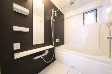 浴室　清潔感ある雰囲気のバスルームで一日の疲れをリフレッシュ♪窓付きなので、湿気対策もバッチリです。