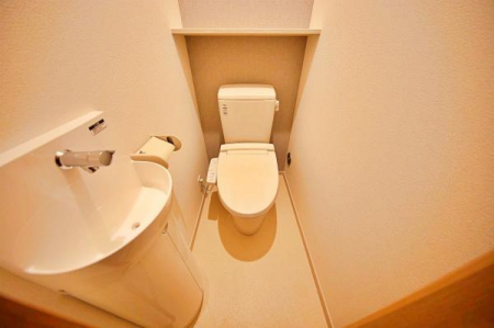 トイレ　シンプルで清潔感のあるトイレ。トイレは各階にあります。