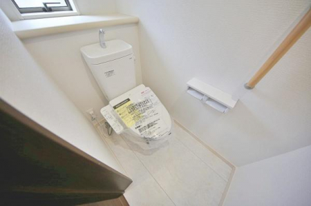 トイレ　汚れを拭きやすいフロア＆壁紙　いつも清潔な快適トイレをキープ！