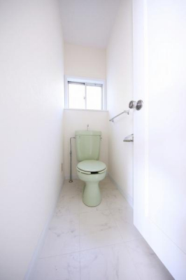 トイレ　シンプルで清潔感のあるトイレ。
緑は「安らぎ」「落着き」「リラックス効果」があるそうです。