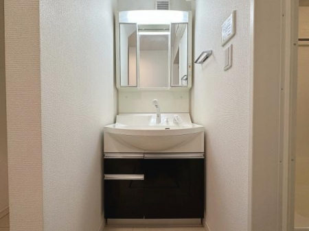 洗面台・洗面所　収納力豊富な三面鏡の洗面台。小物が増える水回りをすっきりさせます。清潔感が出るホワイトを採用しました。