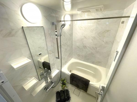 浴室　バスルームは一日の疲れを癒すくつろぎの場所。清潔感のある浴室は、心身ともに癒される特別な空間。一坪タイプの足を伸ばせるゆったりとした浴室で一日の終わりに贅沢なバスタイムを。