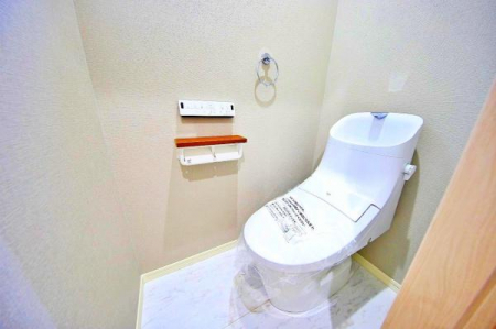 トイレ　清潔感と快適さと心地よさ♪
毎日使うトイレだから心地よい空間に保ちたい。もちろんウォシュレット完備です！