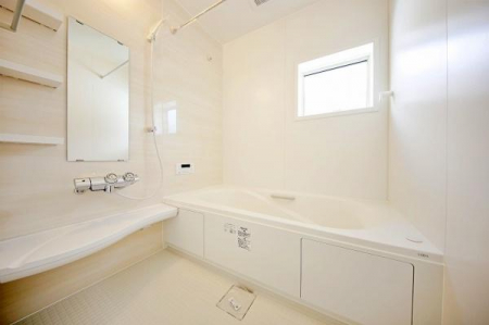 浴室　バスルームは一日の疲れを癒すくつろぎの場所。
清潔感のある浴室は、心身ともに癒される特別な空間。
一日の終わりに贅沢なバスタイムを。